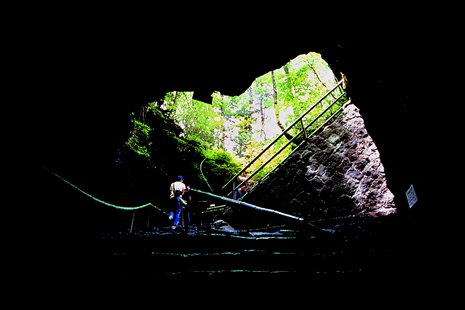 富岳风穴・鸣泽冰穴